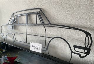 „🚗✨ Náš minimalistický kovový obraz auta oživí váš interiér a přinese stylový šmrnc! 🛠️ Kvalita zpracování od KovNaZed.cz...